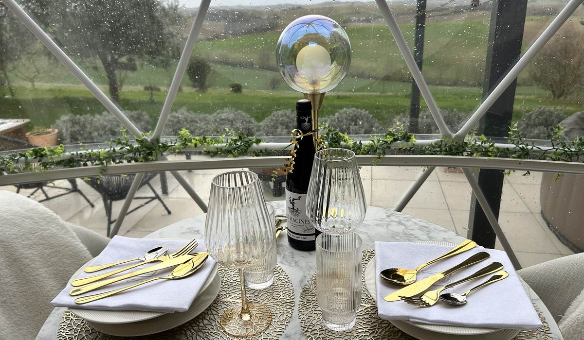 Table luxueuse en pleine campagne