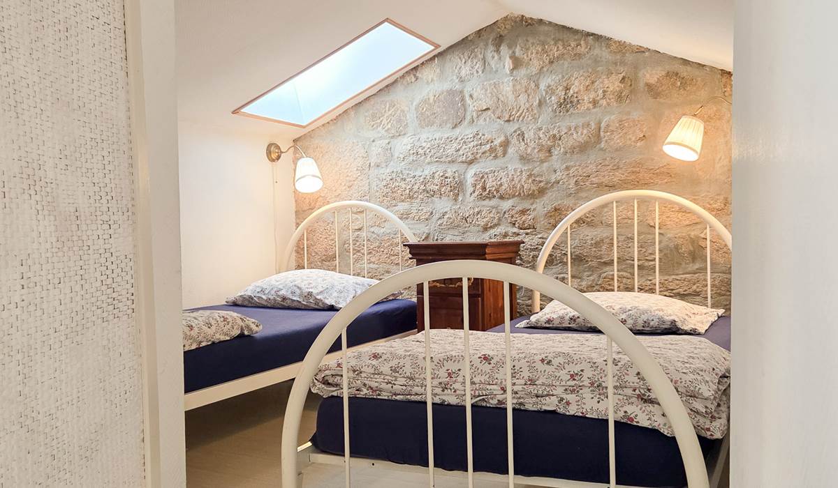 Chambre 2 lits simple séparée par un paravent
