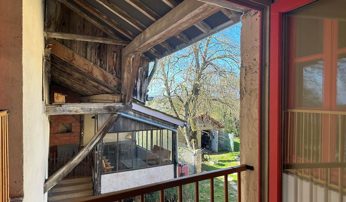 Gite-Etrigny-lacourquinousrelie-vue-cour_courtyard view