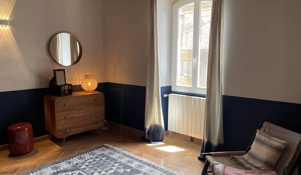 CHAMBRE MARINE-ROUGE 1ER E´TAGE commode-fene^tre MF