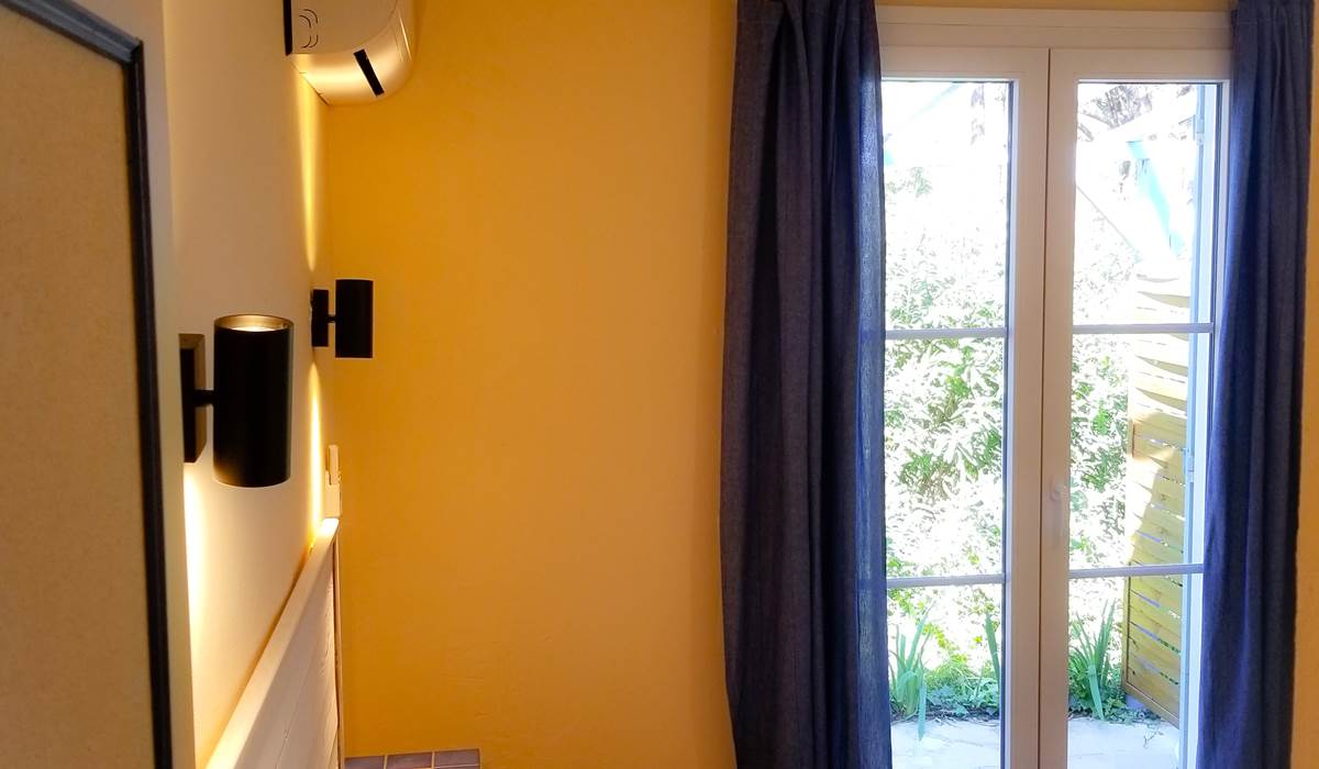 petite vue terrasse arrière de la chambre