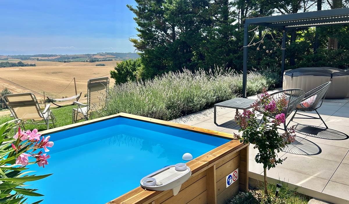 Piscine et jacuzzi sur la terrasse