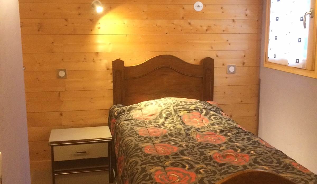 Lit simple de 90x190 cm, pour le couchage d'un adulte ou d'un enfant de 8 à 17 ans, supplémentaire