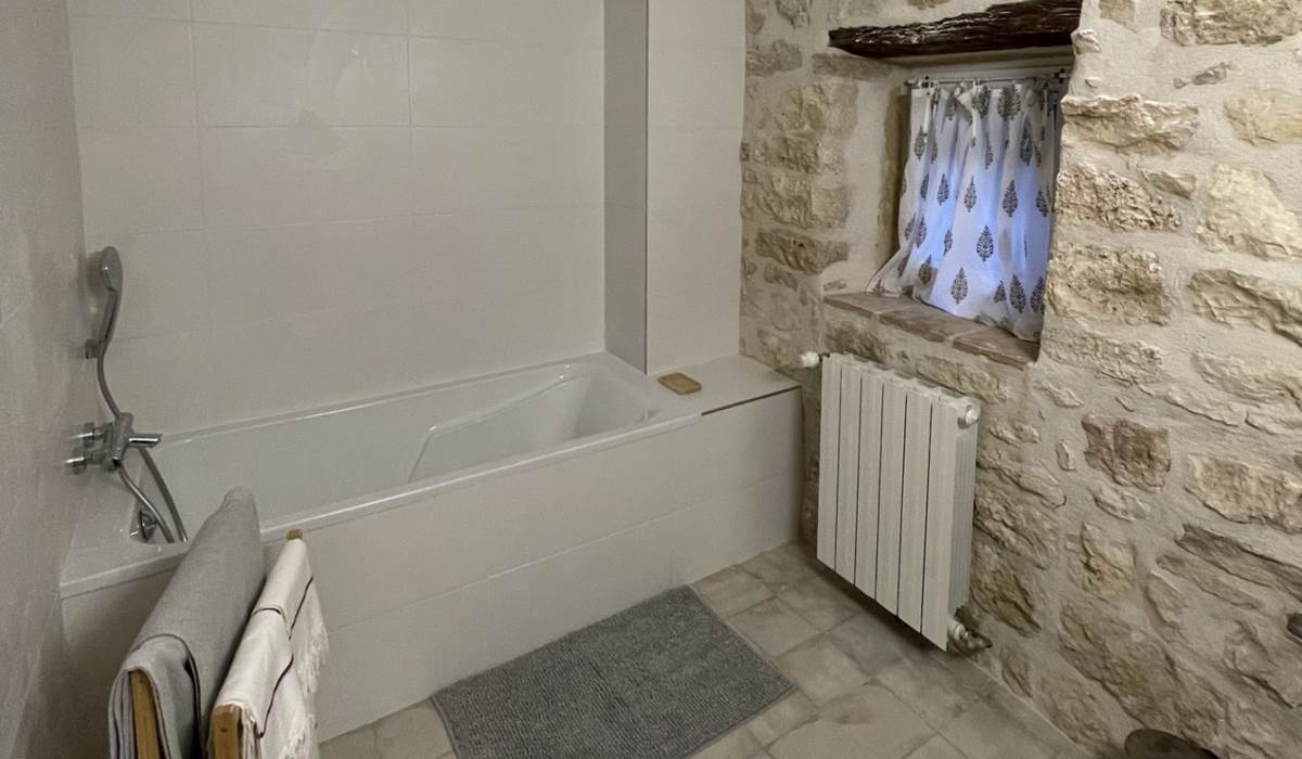 SALLE DE BAIN 1ER E´TAGE CHAMBRE SOLEIL baignoire MI