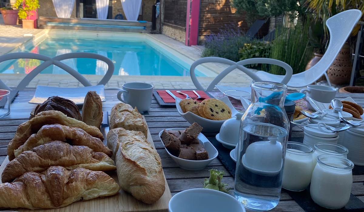 Petit déjeuner dans la pergola