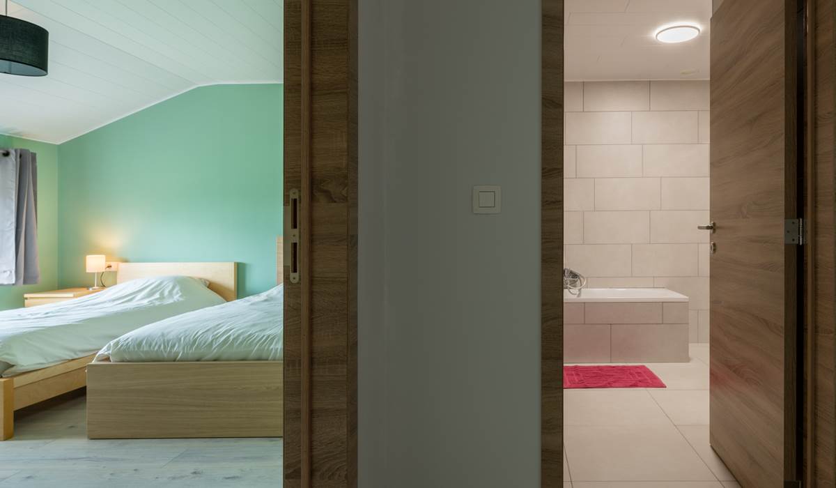 Chambre 2 lits et salle de bain avec baignoire