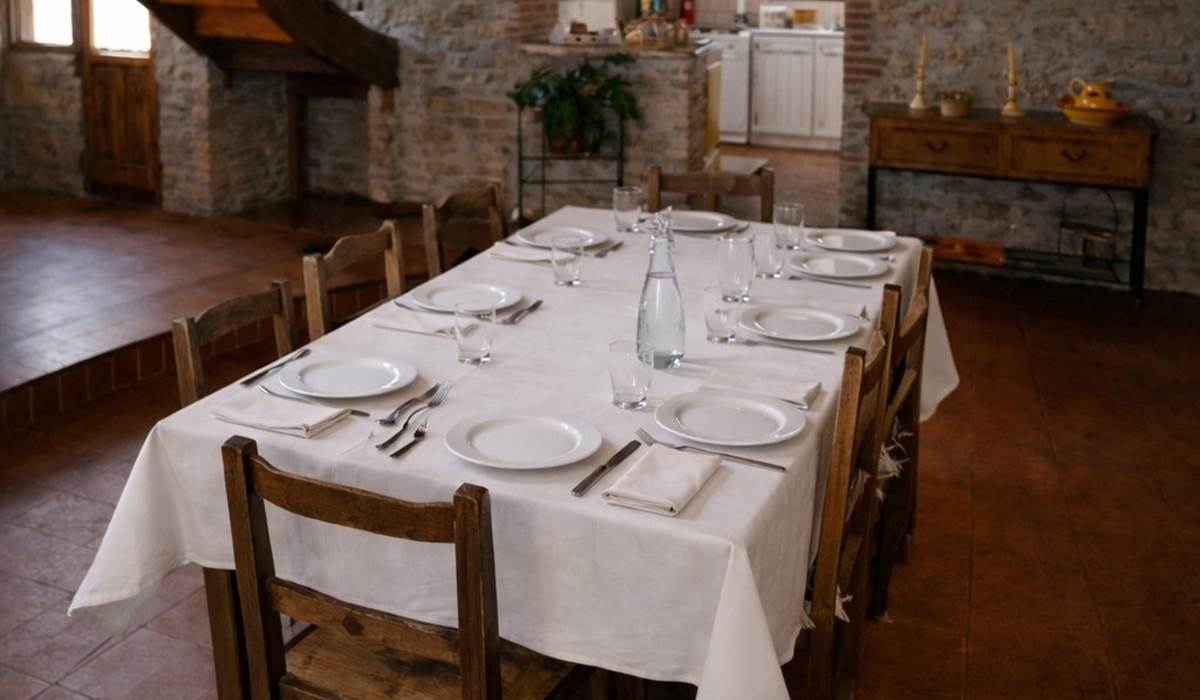 Le gîte Saint-Cirq-LaPopie, salle a manger, marie à la perfection vieilles pierres, bois et authenticité.