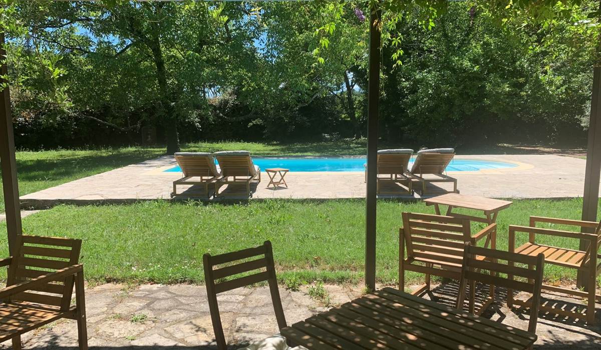 L'AUBERGE DU RANC : sous la pergolas