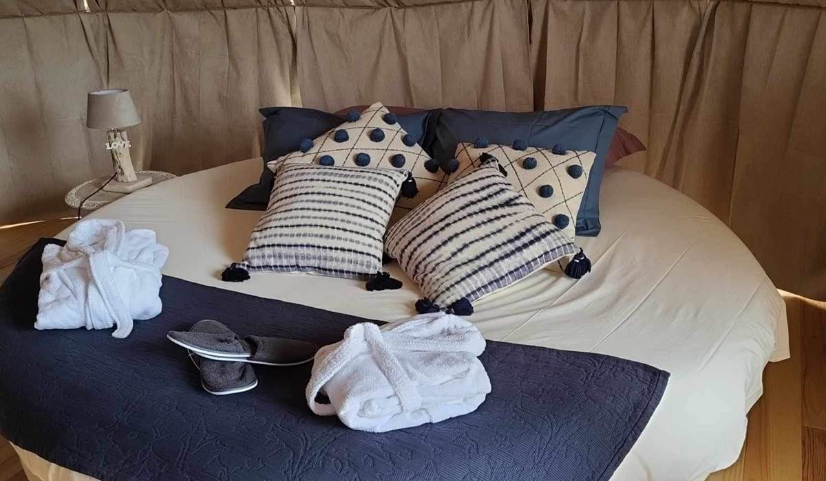 Bulle logement insolite avec lit rond et spa à côté de Sancerre , piscine chauffée et minigolf