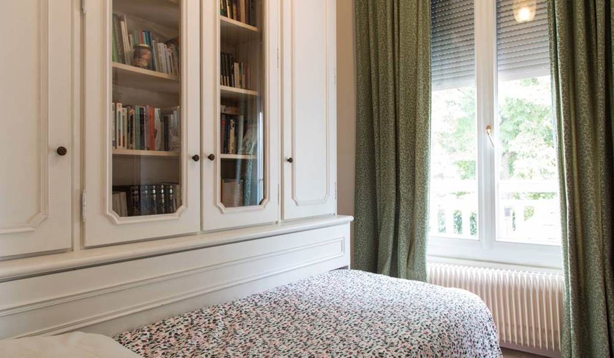 chambre simple bibliothèque