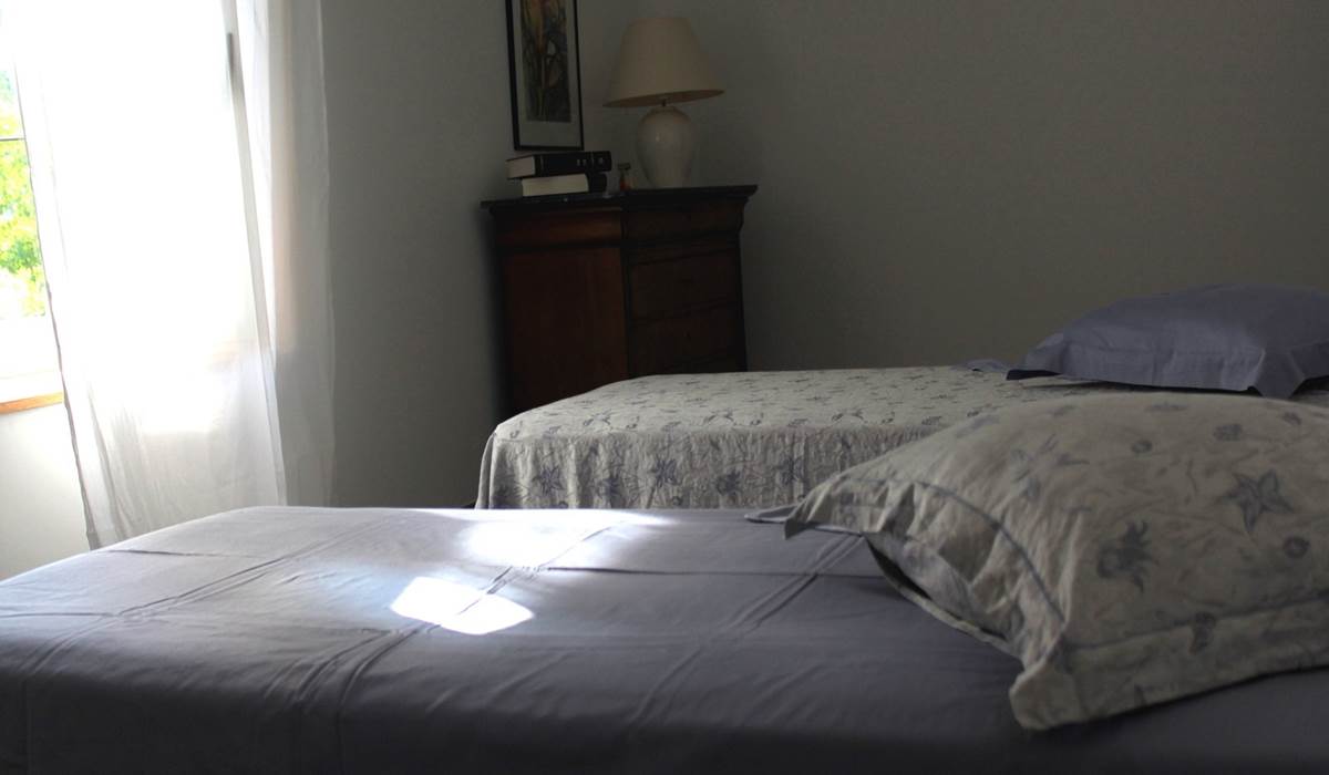 Une des Chambres 3 lits avec salle de bain privative