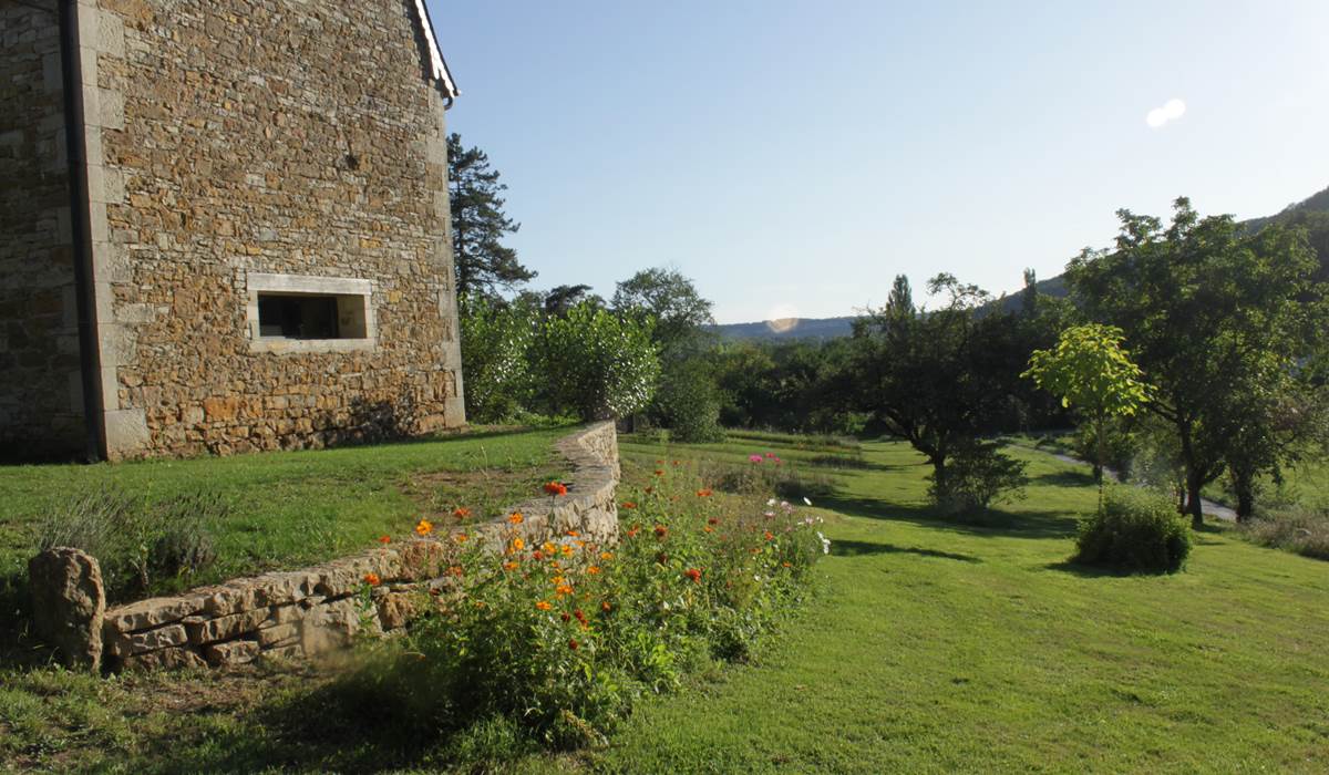 Gîte "Côté Donjon" et son ouverture horizontale permettant une vue panoramique depuis les éléments de travail équipant la cuisine