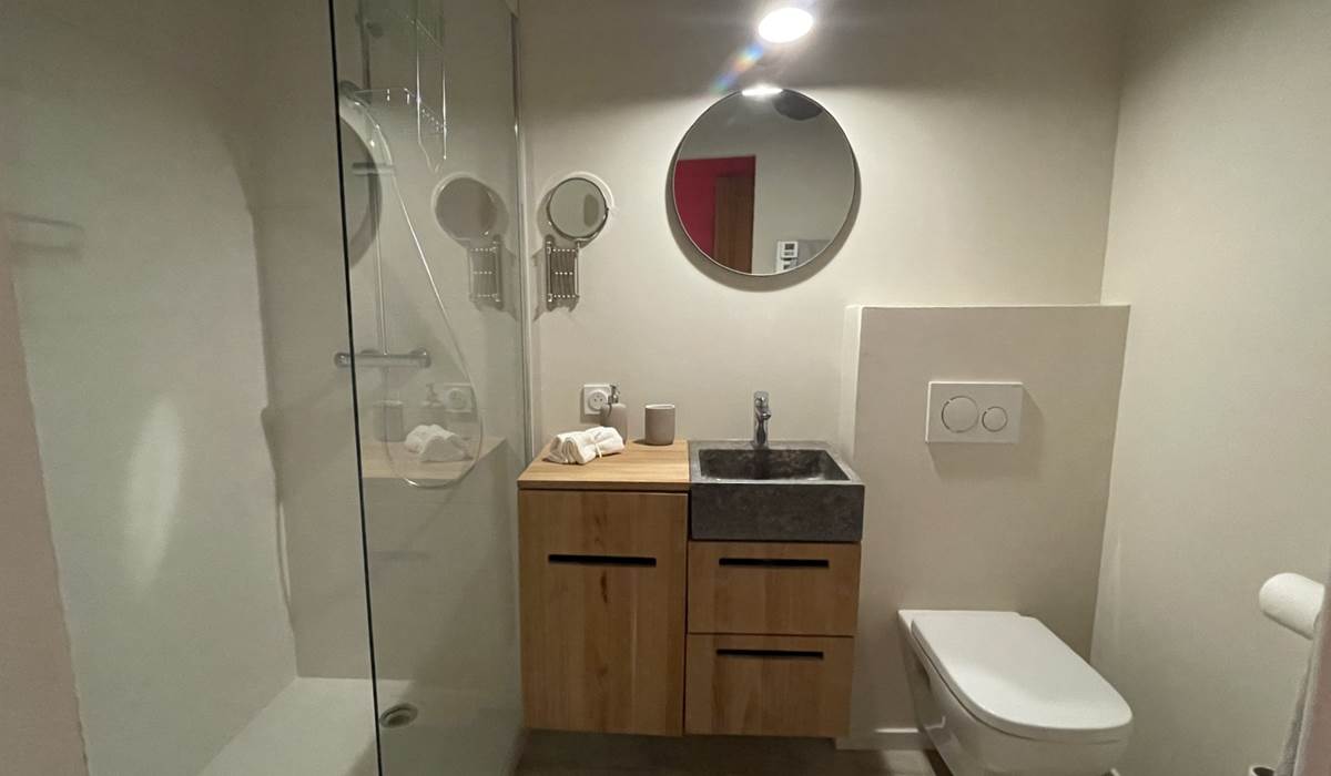 SALLE DE BAIN CHAMBRE ROSE vue ensemble MI