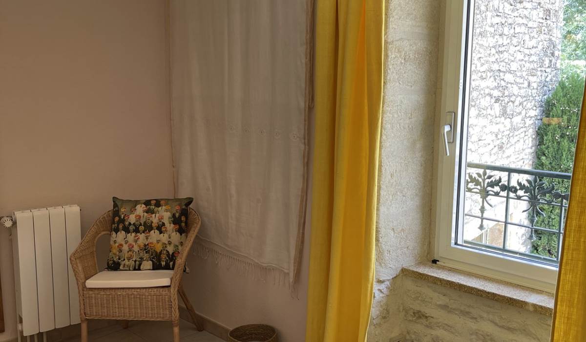 CHAMBRE JAUNE 1ER E´TAGE fauteuil-fene^tre MF