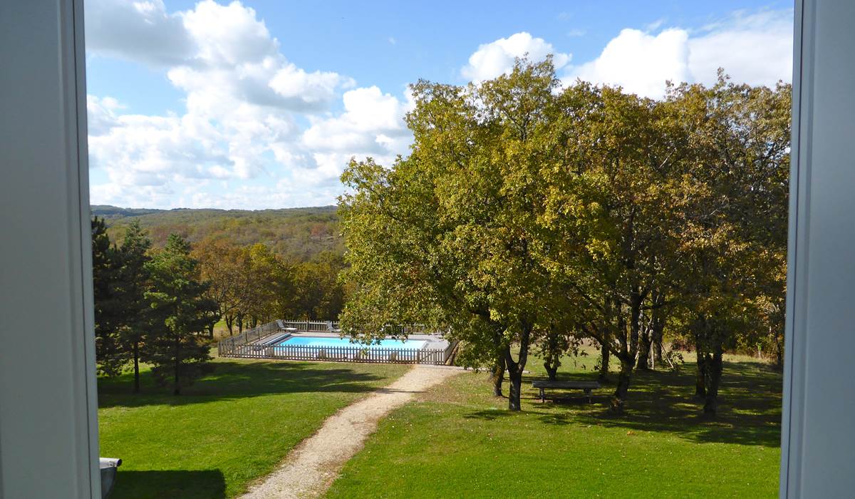 piscine chauffée nature préservée et vallonnée en Périgord Noir