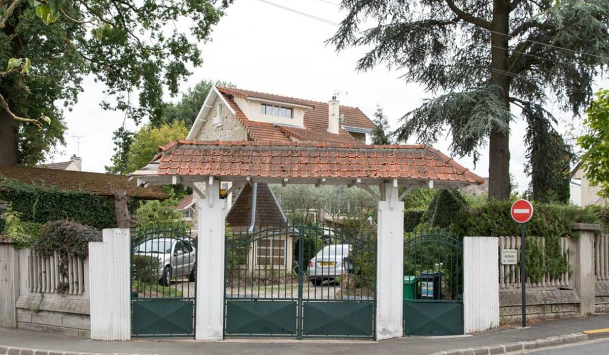 jardin extérieur depuis l'entrée parkings