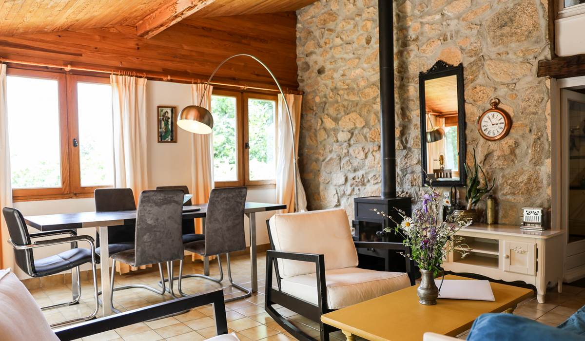 Salon/salle à manger avec poêle à bois