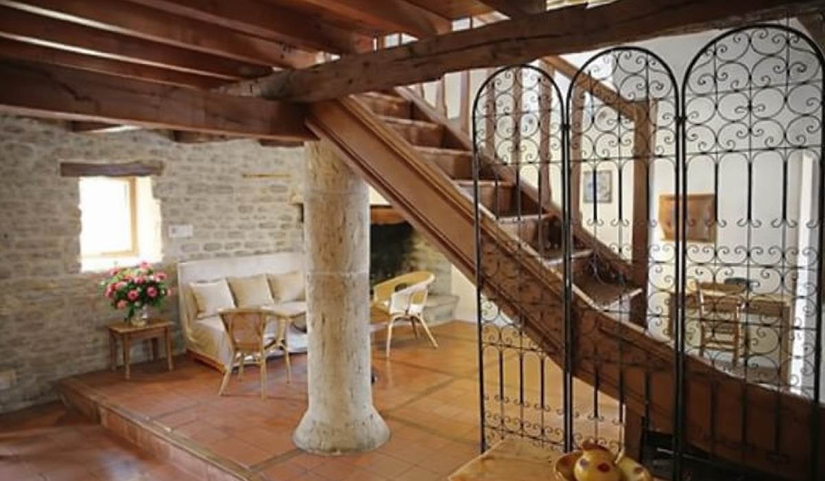 Le gîte Saint-Cirq-LaPopie salon , marie à la perfection vieilles pierres, bois et authenticité.