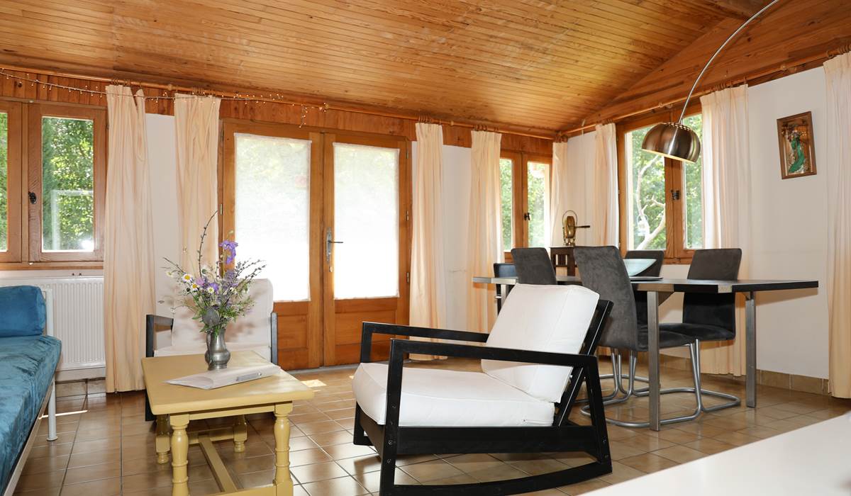 Salon salle à manger donnant sur la terrasse
