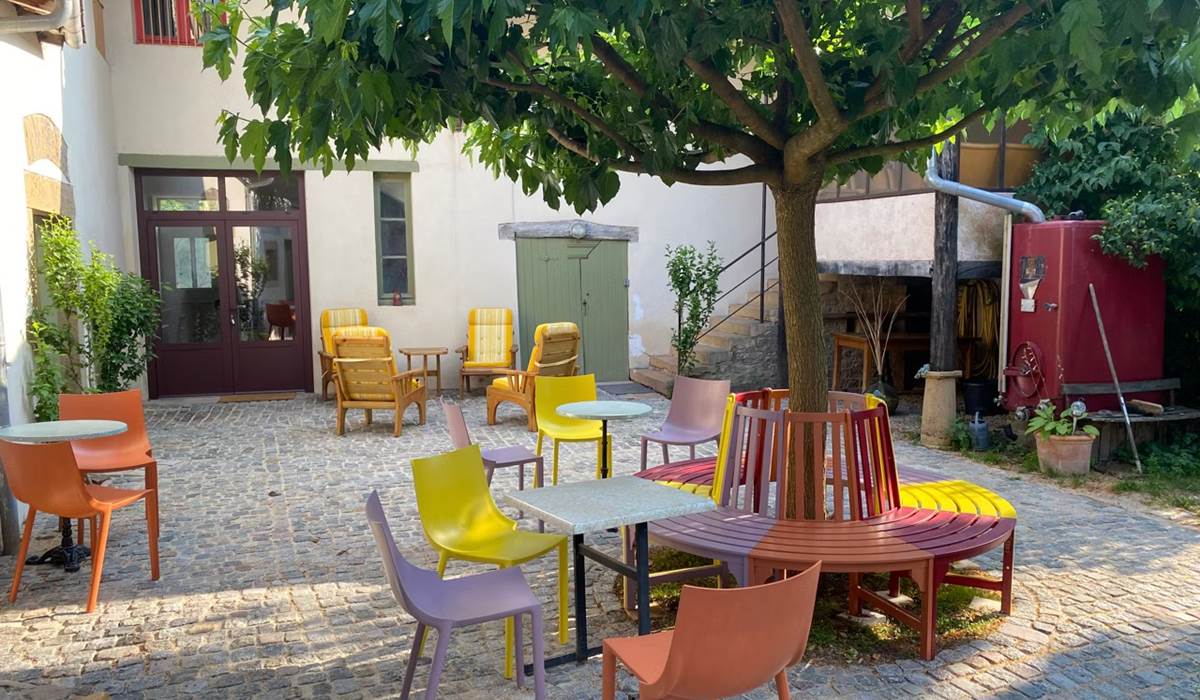 Cour-Gite-Etrigny-quinousrelie_courtyard