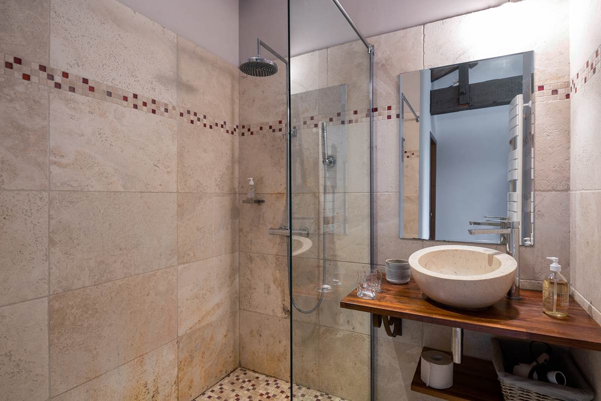 Chambre lit double, rez de chaussée, salle de bain privative, vue jardin et rivière, vignoble, chambres d'hôtes