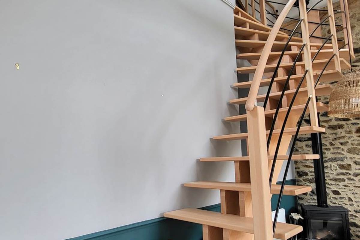 Accès à la mezzanine par un escalier en bois confortable