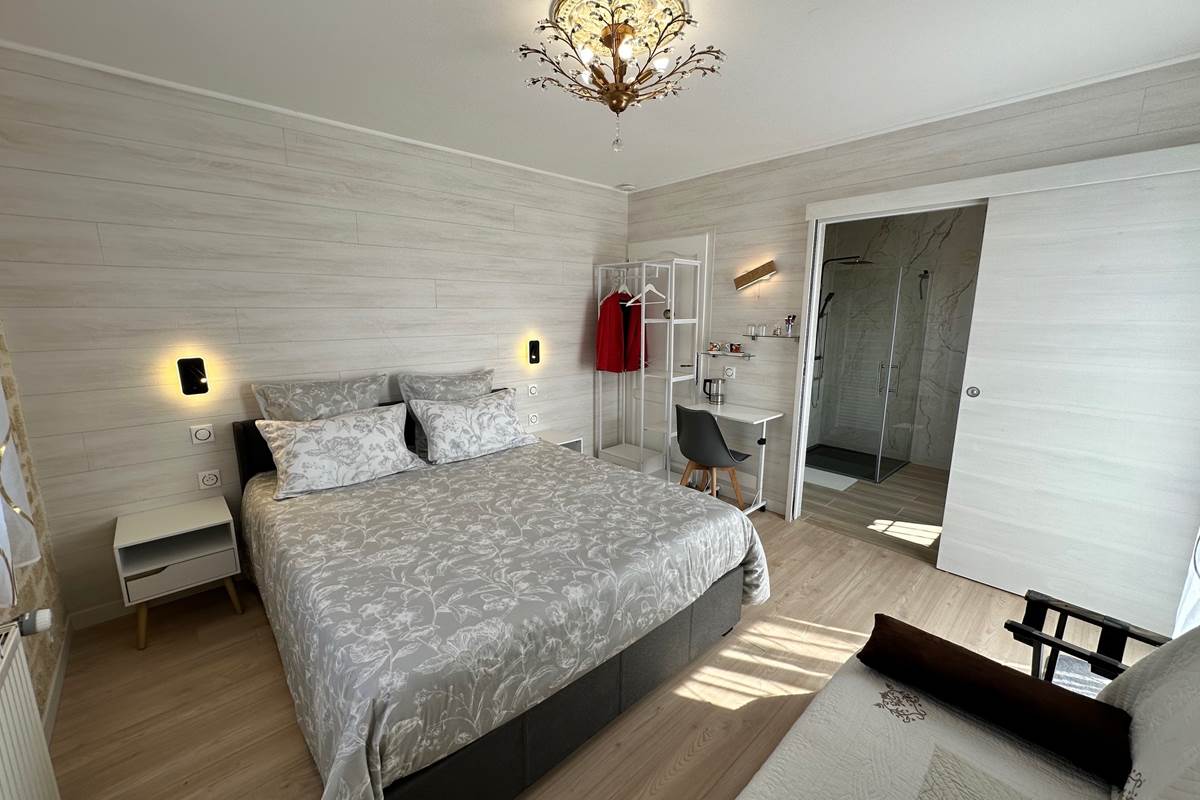 Chambre avec salle de bains privative