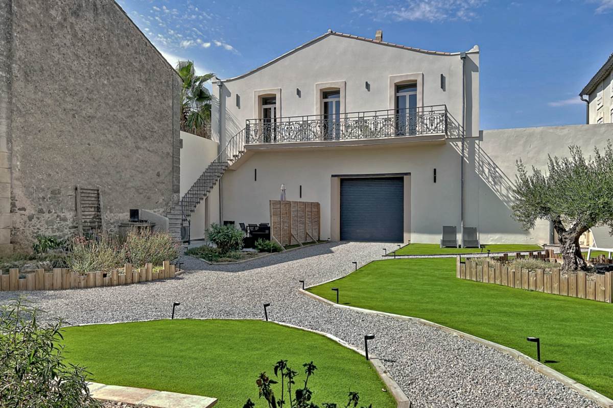 Façade du gîte Le Ramonetage et jardin des Gîtes de Monte Blanco