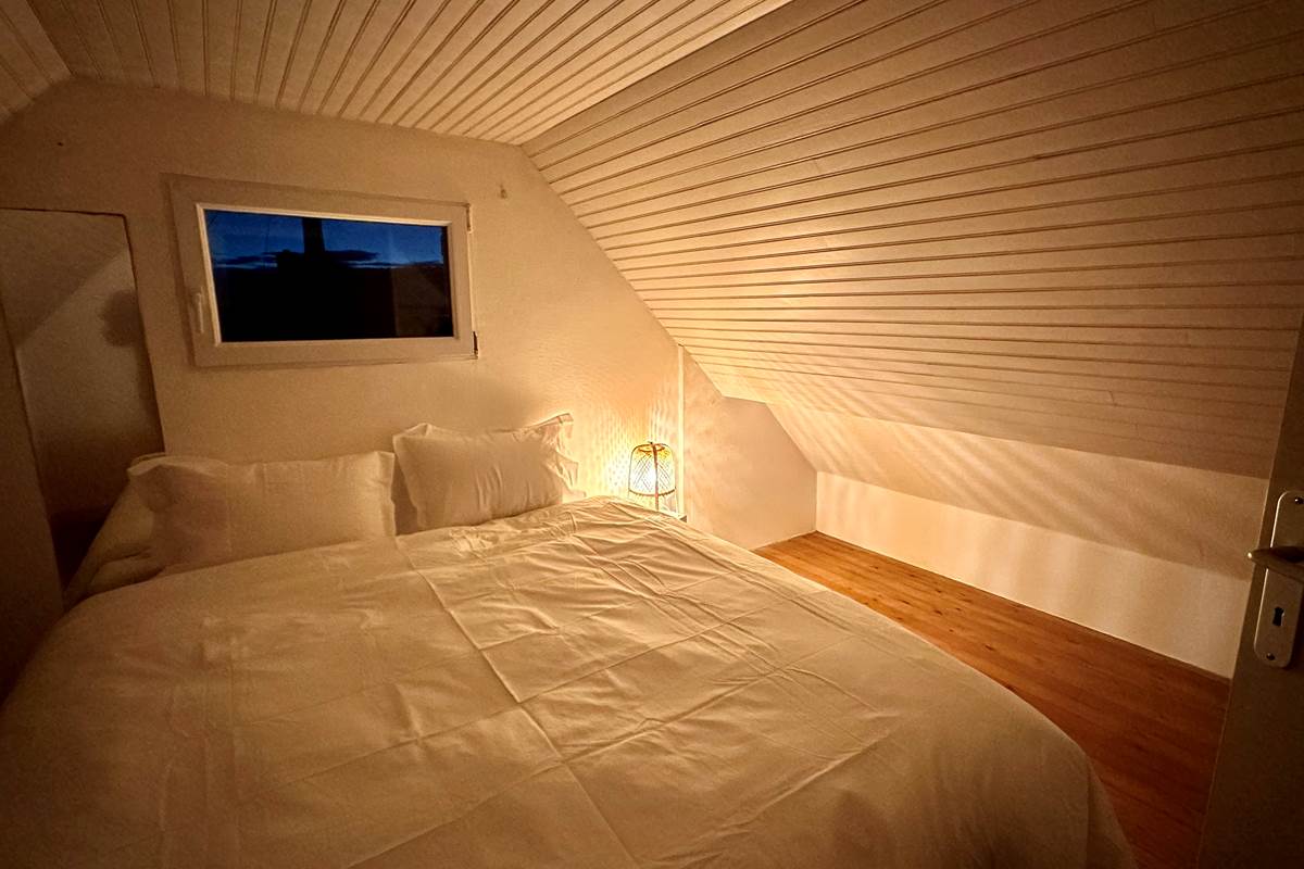 Chambre parentale à Portsall avec un lit King Size (180 x 200)