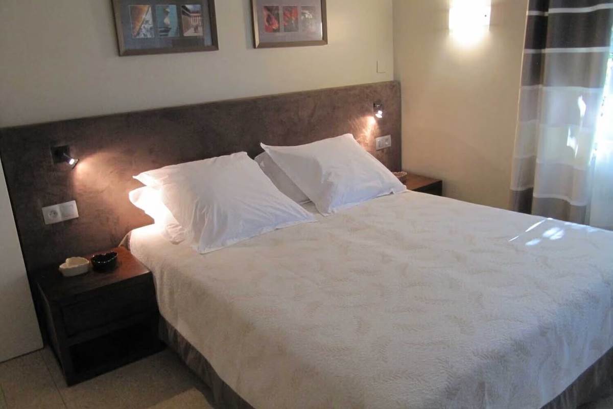 Serenity home_villa_conviviale_chambre_marron