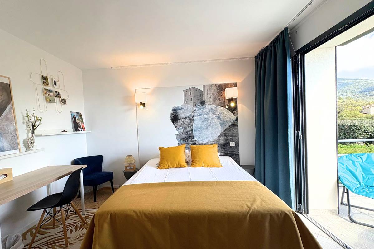 Chambre d'hôtes en Corse, suite terrasse vue mer avec chambre parentale et chambre d'enfants
