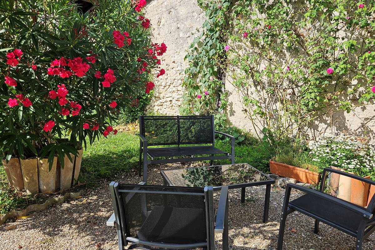 salon-de-jardin-apero-fauteuil-relax-appartement-gite-chambres-hotes-fougueyrolle