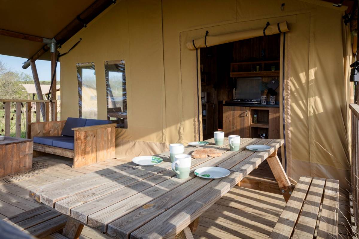 terrasse coin repas écolodges sunshine et sunset