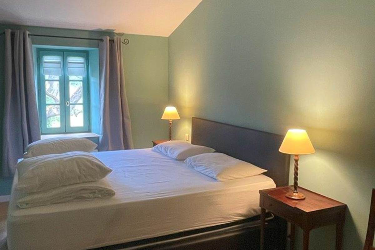 Chambre lit double, étage, salle de bain privative, vue jardin, vignoble, chambres d'hôtes