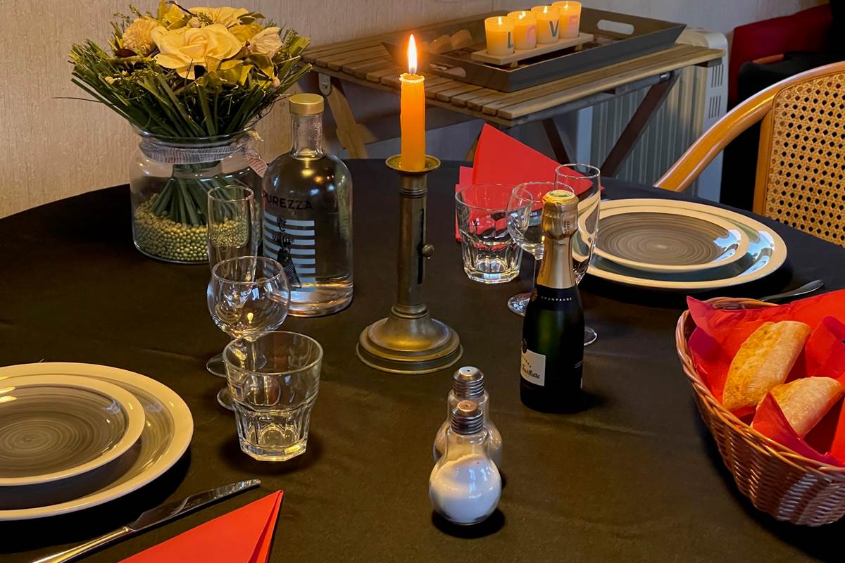 Table romantique dressée en cas de repas à bord