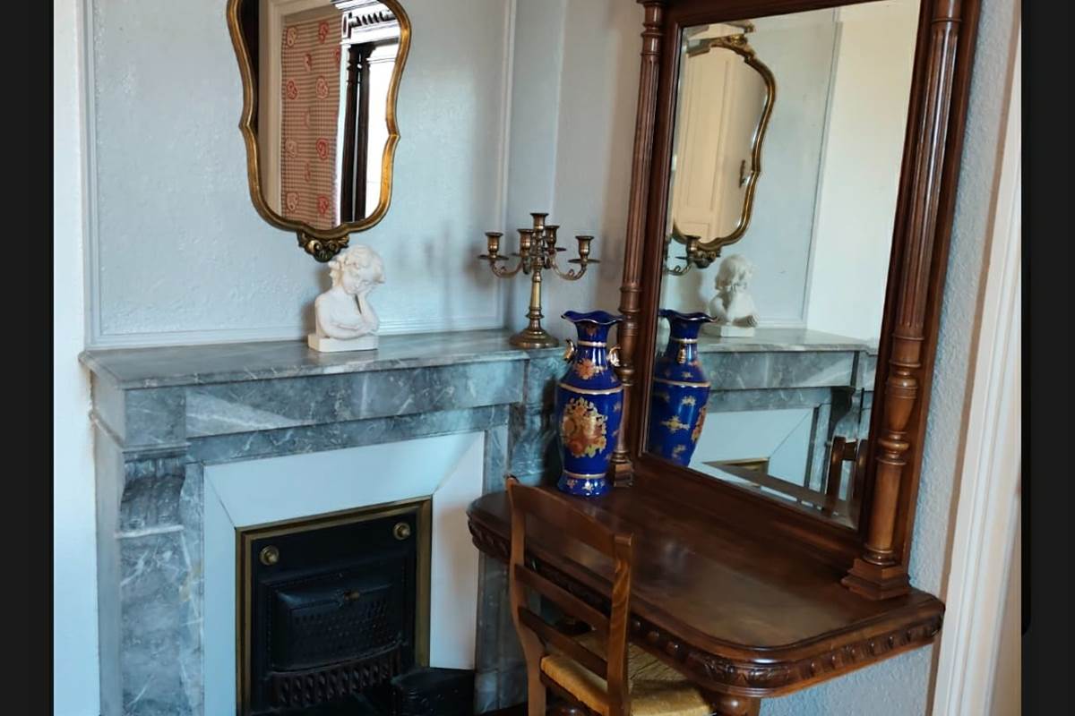 Chambre de Charme  à la Grenouille Blanche. Le charme bourgeois de la maison de 1832 avec une cheminée et l'espace coiffeuse.