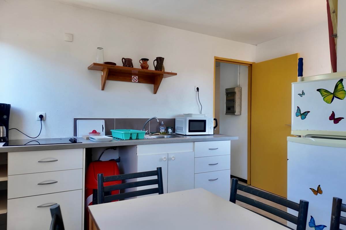 cuisine équipée avec frigo et congélateur