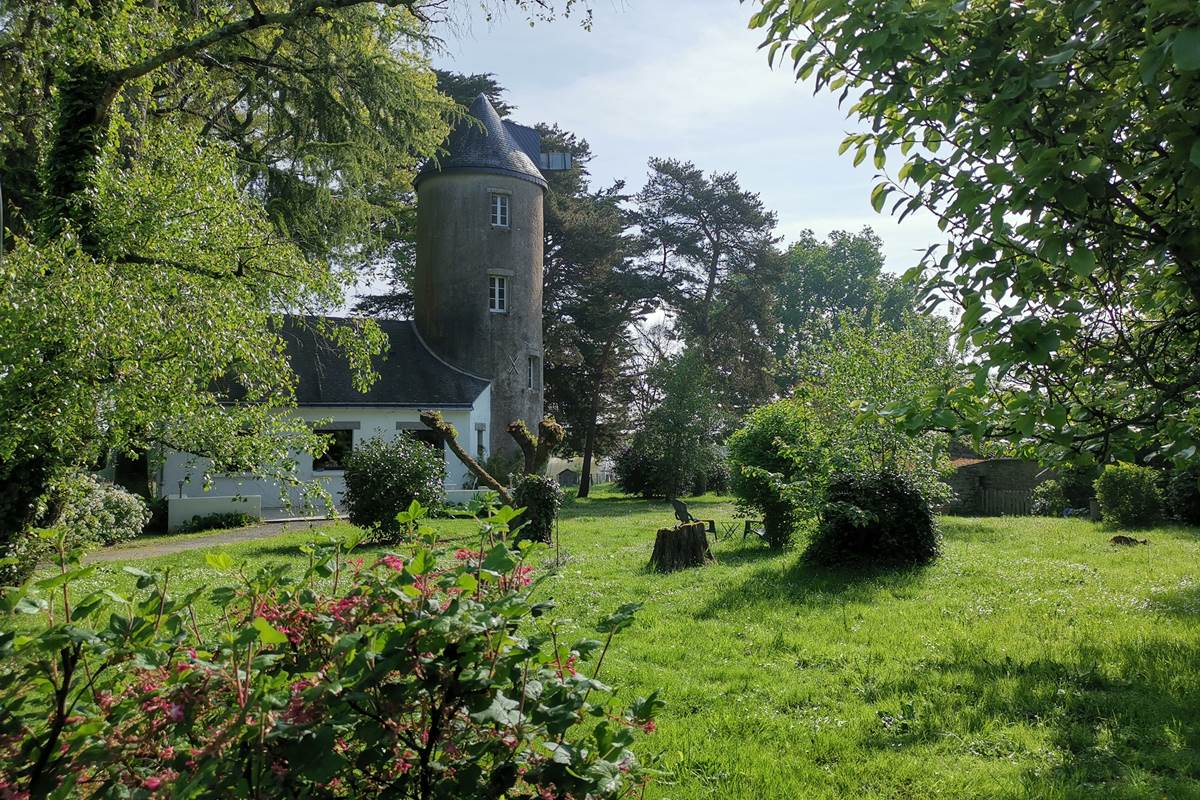 Vue bâtiment principal, jardin au printemps, moulin de La Retardière,