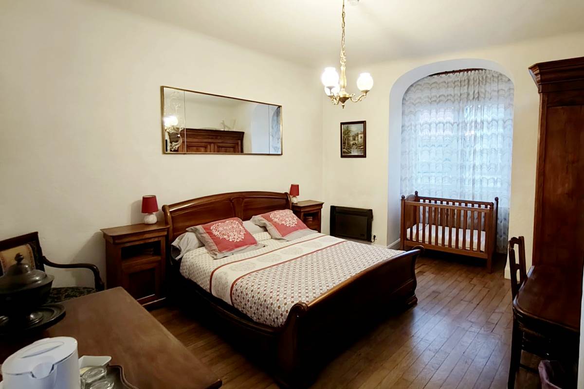 Chambre double double la Grenouille Verte, espace bureau et lit bébé gratuit jusqu'à 2 ans