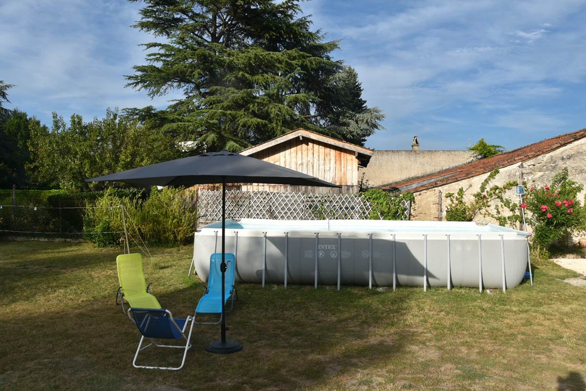 piscine-7x4m-hors-sol-enfant-gite-chambres-hotes-les-deux-chenes-transats-parasols