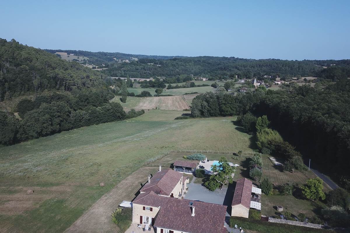 DOMAINE DU CHAMP DE L'HOSTE - maison d'hôtes à Larzac 24170 - domaine du champ de l'Hoste - piscine - Dordogne - location gîte - location maison de vacances - Vue du ciel