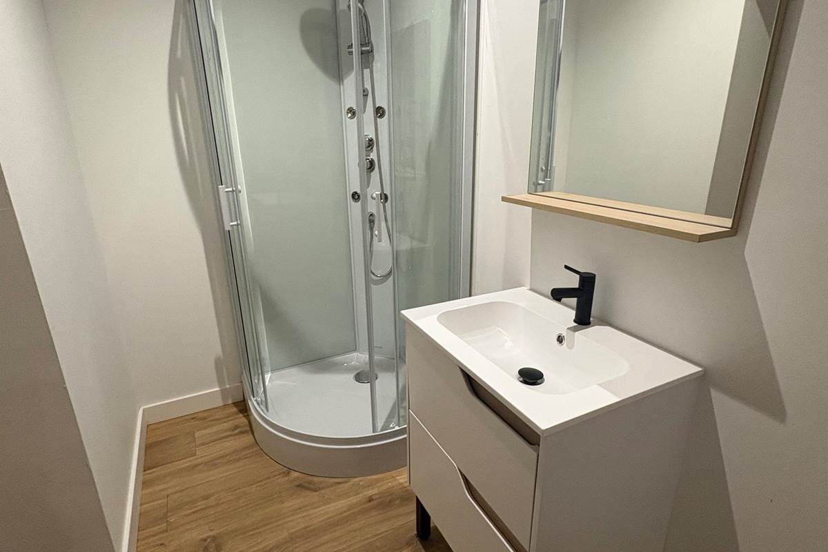 salle-de-bain-douche-gite-le-lijaly-bournezeau-vendee-accessible.jpg