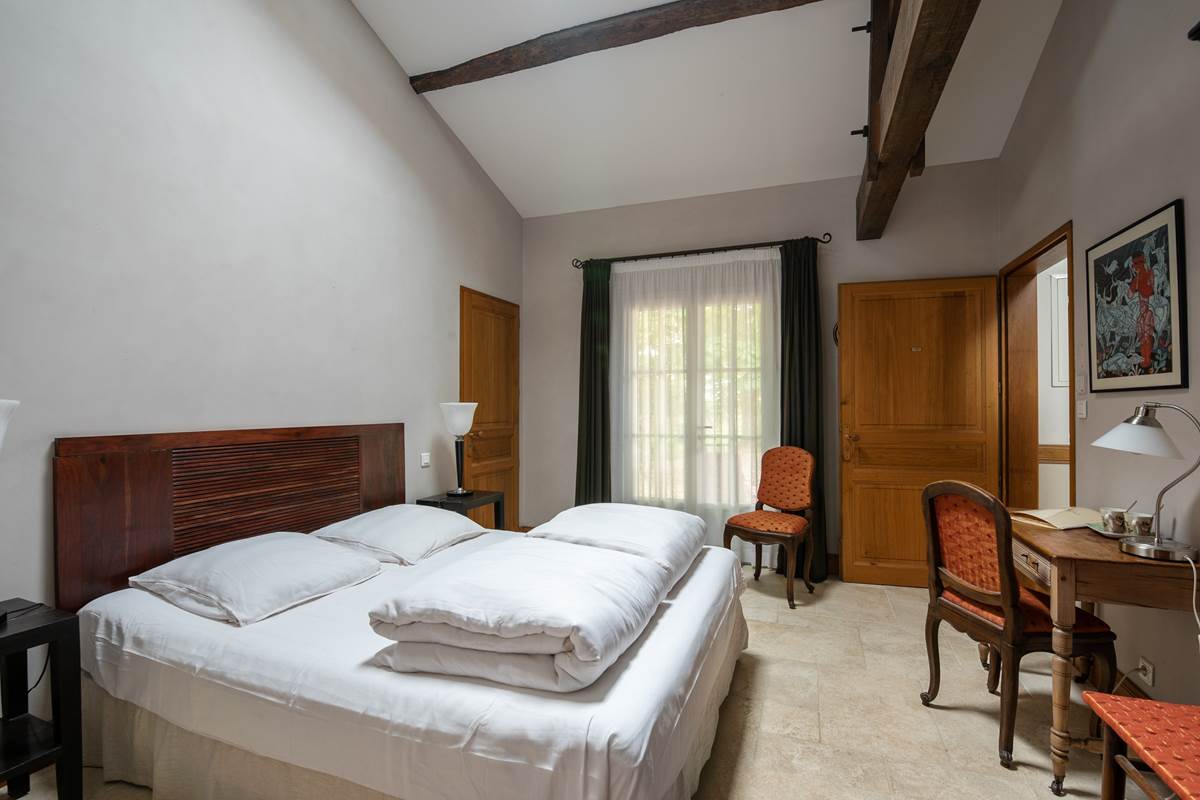 Chambre lit double, rez de chaussée, salle de bain privative, vue jardin et rivière, vignoble, chambres d'hôtes