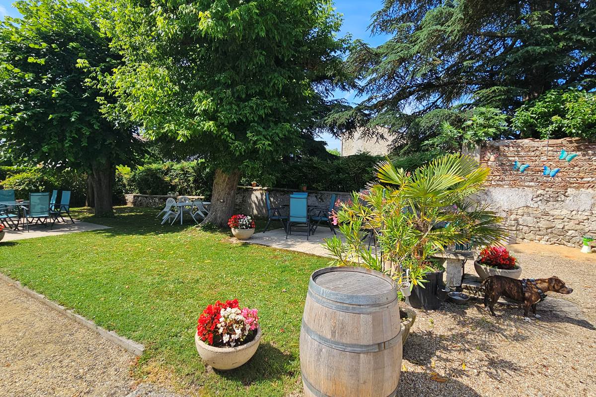 Terrasse-tables-chaises-parasoles-Gîte-Les Deux Chênes