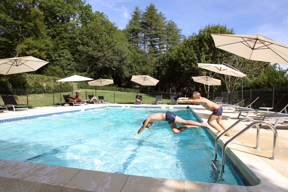 Plongeon dans la piscine du Château de Puy Robert Lascaux