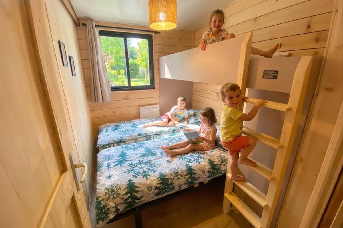 Chambre avec deux lits simple et un lit à étage