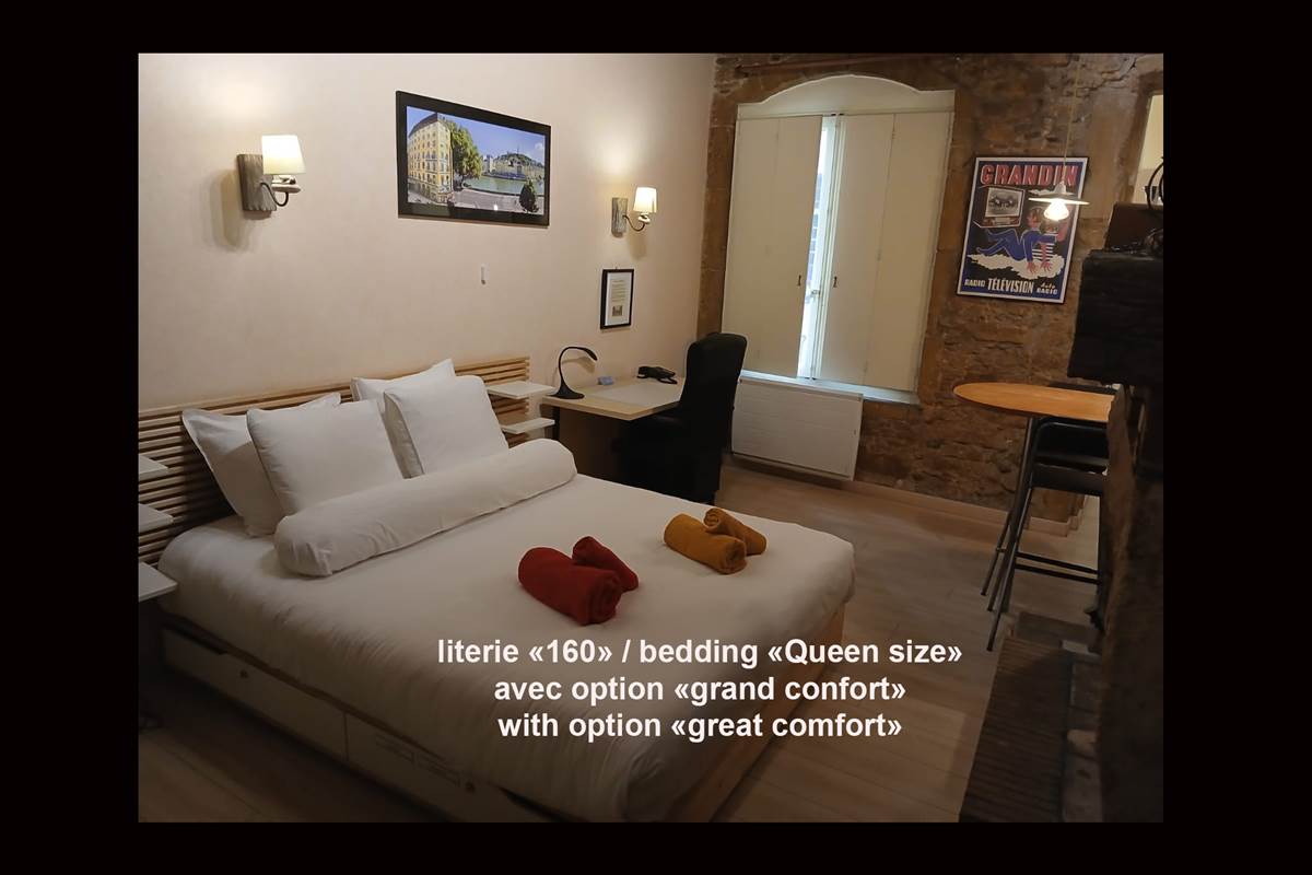 la pièce principale du studio, la literie 160 "queen Size" avec l'option grand confort en place.