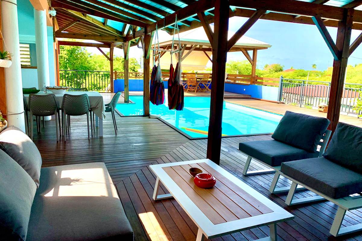 Salon extérieur avec vue piscine