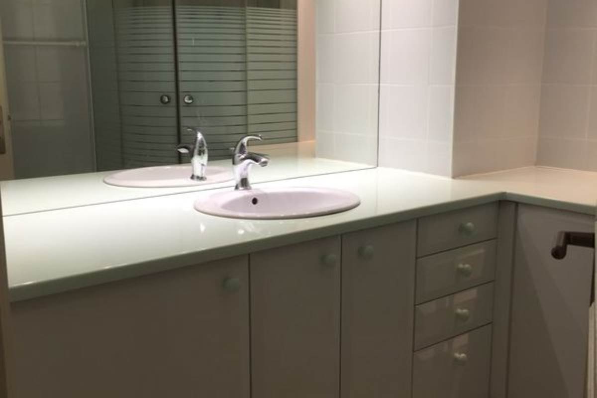 Salle de bain avec cabine de douche - WC séparés