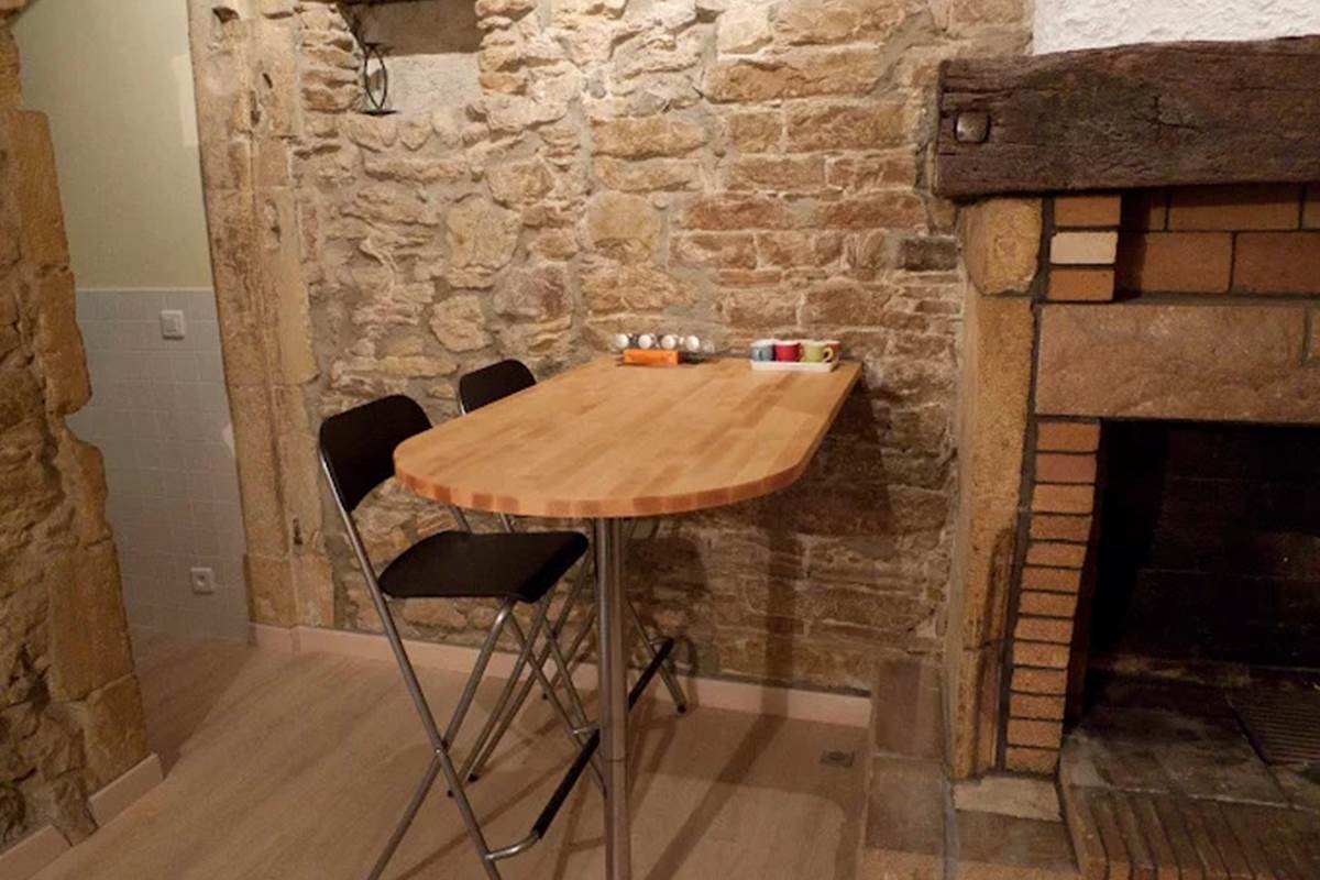 la table bar avec ses chaines hautes